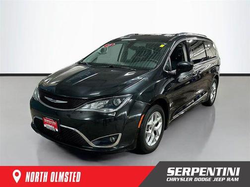 Brilliant Black Crystal Pearlcoat 2018 Chrysler Pacifica Touring-L