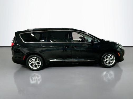 Brilliant Black Crystal Pearlcoat 2018 Chrysler Pacifica Touring-L