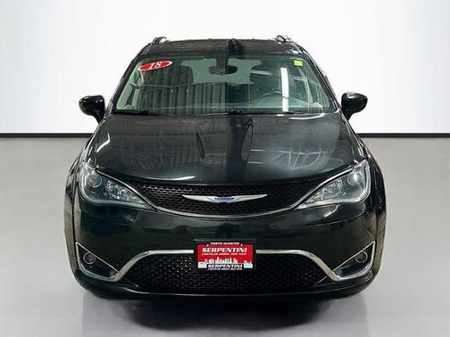 Brilliant Black Crystal Pearlcoat 2018 Chrysler Pacifica Touring-L