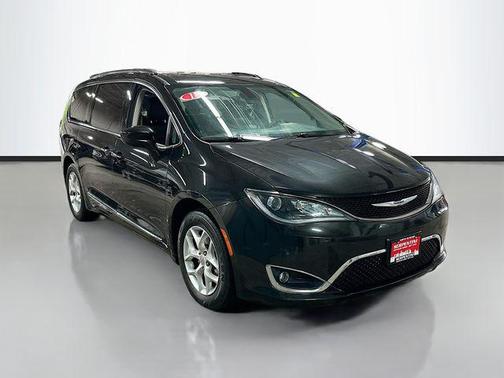 Brilliant Black Crystal Pearlcoat 2018 Chrysler Pacifica Touring-L