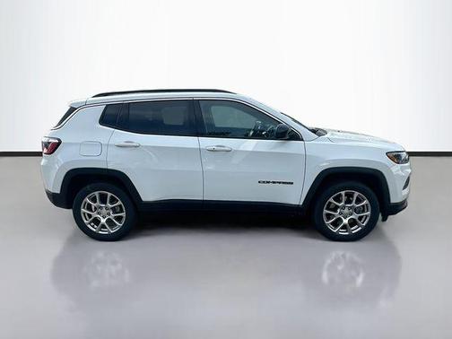 Bright White Clearcoat 2023 Jeep Compass Latitude Lux