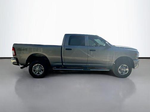 2022 RAM 2500 Tradesman Crew Cab 4x4 6'4' Box