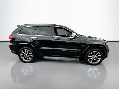 Diamond Black Crystal Pearlcoat 2018 Jeep Grand Cherokee Overland