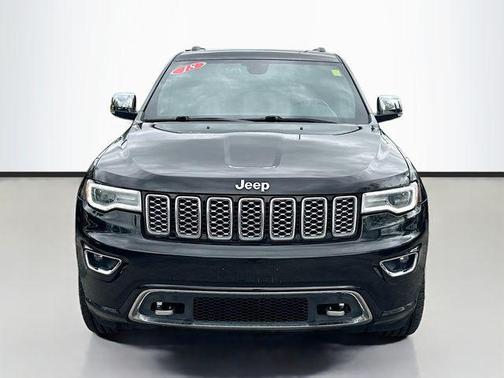 Diamond Black Crystal Pearlcoat 2018 Jeep Grand Cherokee Overland