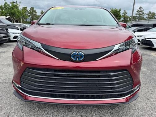 2024 Toyota Sienna XLE 8 Passenger