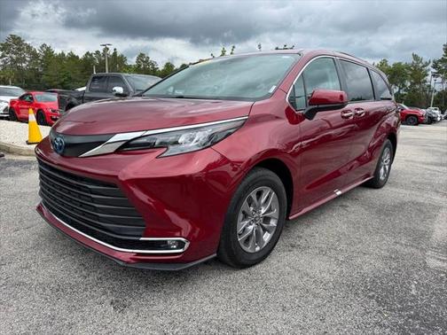 2024 Toyota Sienna XLE 8 Passenger