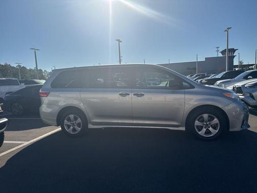 2020 Toyota Sienna SE