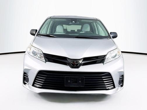 2020 Toyota Sienna SE