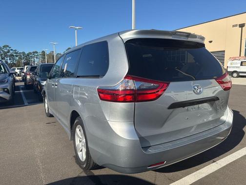 2020 Toyota Sienna SE