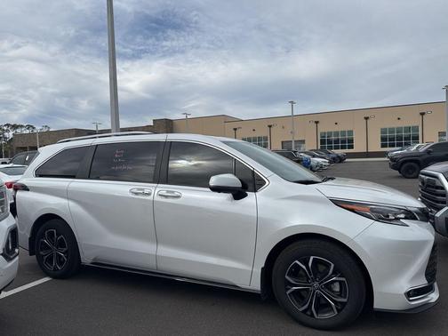 2025 Toyota Sienna Platinum