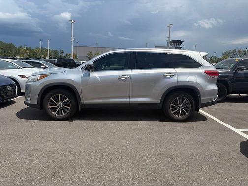 Celestial Silver Metallic 2019 Toyota Highlander XLE