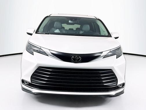 Wind Chill Pearl 2026 Toyota Sienna XLE