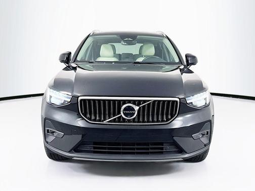 2024 Volvo XC40 B5 Ultimate Bright Theme