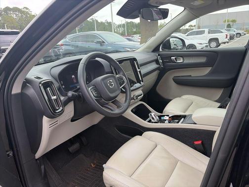 2024 Volvo XC40 B5 Ultimate Bright Theme