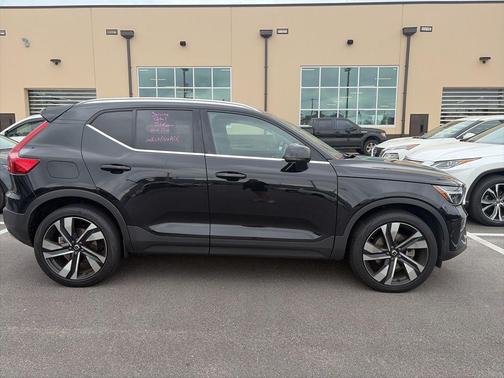 2024 Volvo XC40 B5 Ultimate Bright Theme