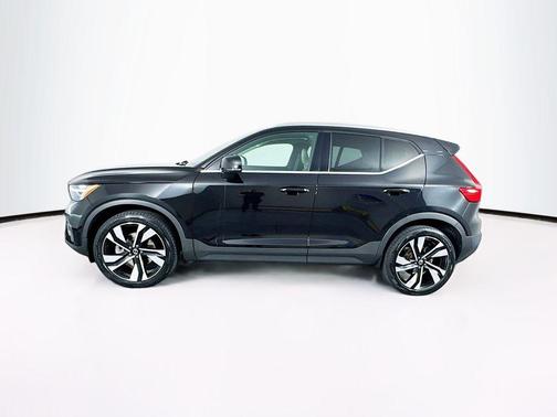 2024 Volvo XC40 B5 Ultimate Bright Theme
