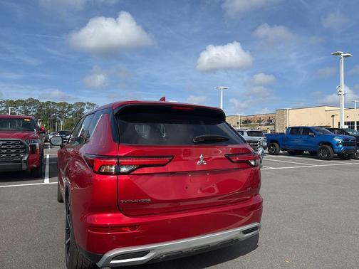 Red Diamond 2024 Mitsubishi Outlander SE 2.5 2WD