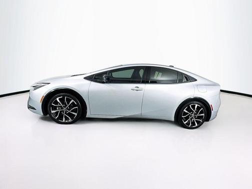 2025 Toyota Prius L