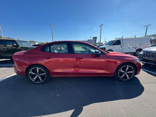 2024 Volvo S60 B5 Core Dark Theme