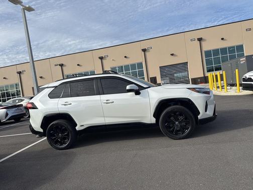 2022 Toyota RAV4 Hybrid SE