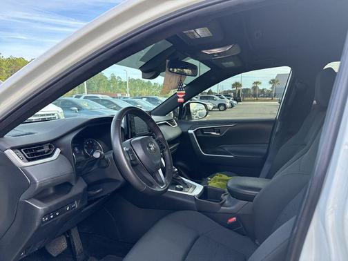 2022 Toyota RAV4 Hybrid SE