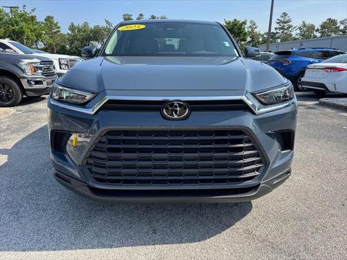 2025 Toyota Highlander LE