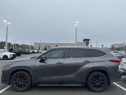 Magnetic Gray Metallic 2023 Toyota Highlander XLE