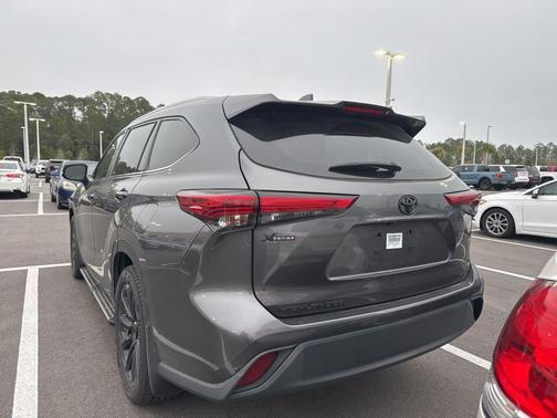 Magnetic Gray Metallic 2023 Toyota Highlander XLE