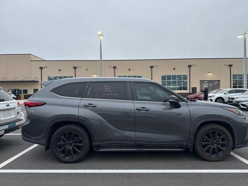 Magnetic Gray Metallic 2023 Toyota Highlander XLE