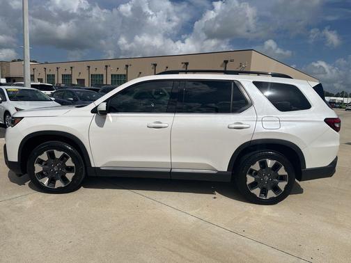 Platinum White Pearl 2026 Honda Pilot Touring 8-Passenger