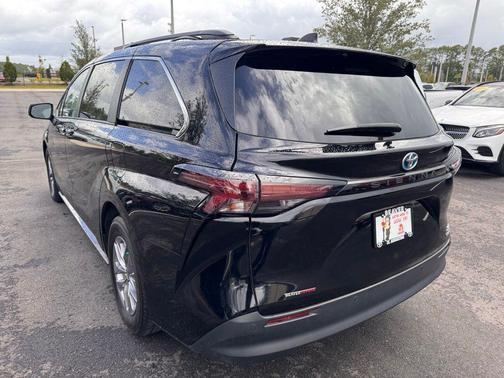 2024 Toyota Sienna XLE 8 Passenger