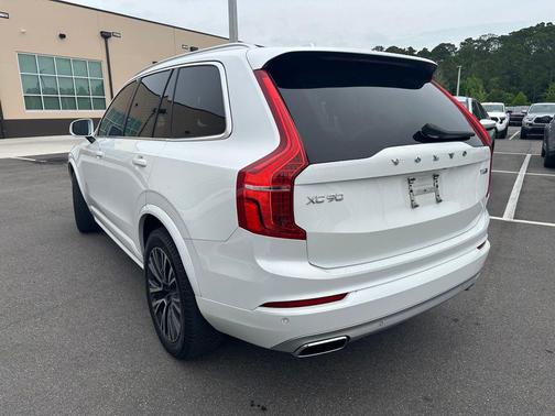 Crystal White Metallic 2021 Volvo XC90 T6 Momentum