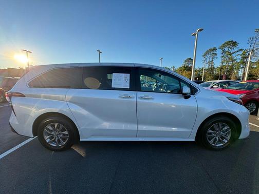 2024 Toyota Sienna XLE