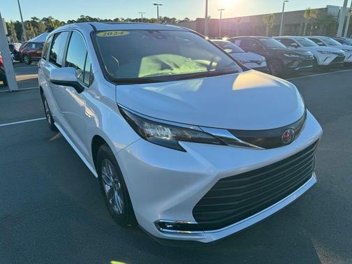 2024 Toyota Sienna XLE