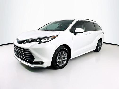 2022 Toyota Sienna XLE 7 Passenger