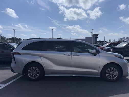 2025 Toyota Sienna XLE