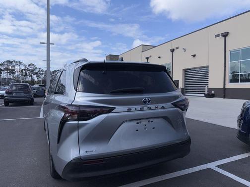 2025 Toyota Sienna XLE