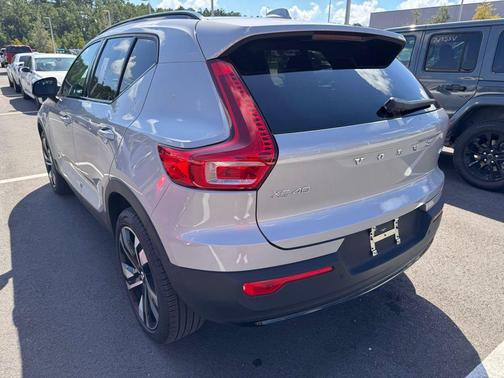 2025 Volvo XC40 B5 Plus Dark Theme