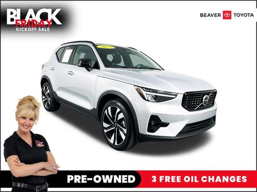 2025 Volvo XC40 B5 Plus Dark Theme