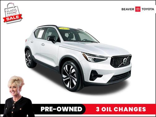 2025 Volvo XC40 B5 Plus Dark Theme
