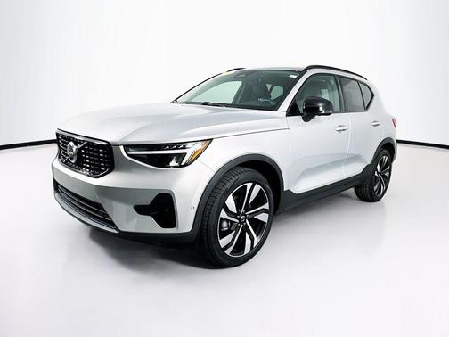 2025 Volvo XC40 B5 Plus Dark Theme