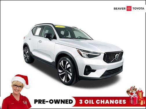 2025 Volvo XC40 B5 Plus Dark Theme