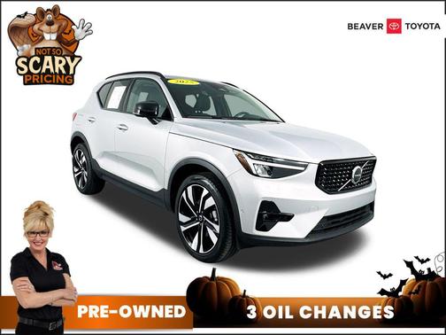 2025 Volvo XC40 B5 Plus Dark Theme