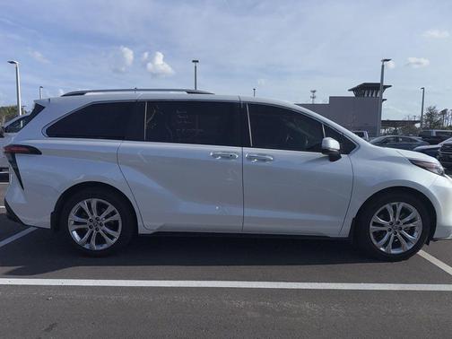 2022 Toyota Sienna Platinum