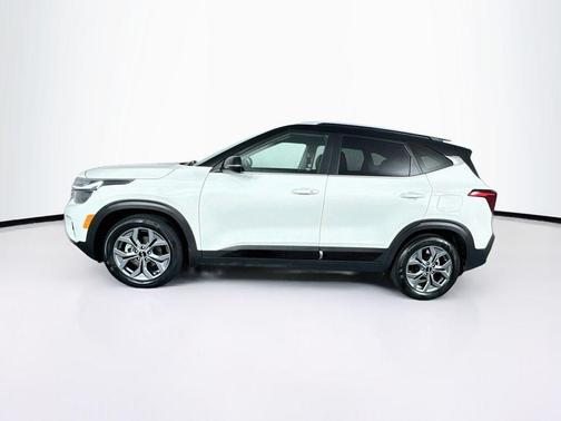 Clear White/Black Roof 2024 Kia Seltos S