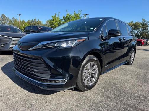 2021 Toyota Sienna XLE 8 Passenger
