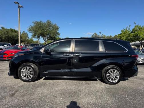 2021 Toyota Sienna XLE 8 Passenger