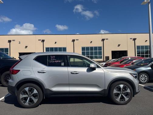 2023 Volvo XC40 B5 Plus Bright Theme