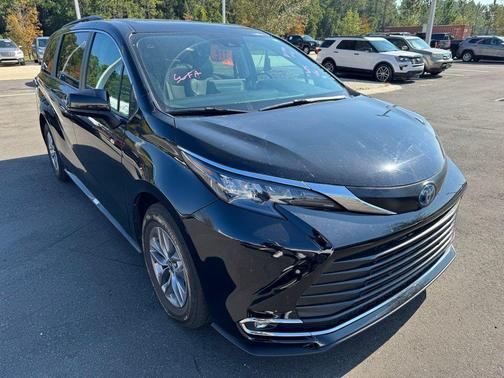 2024 Toyota Sienna XLE