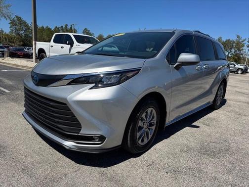 2025 Toyota Sienna XLE 8 Passenger